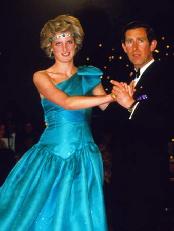 En 1983, Lady Di arbore une robe asymétrique Elizabeth Emanuel, la créatrice qui signait également la robe de mariée de la princesse 