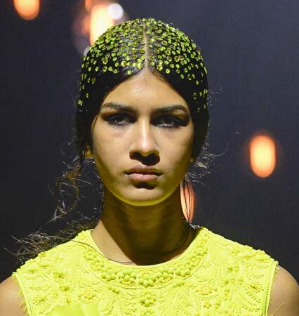 Bijoux de tête fabriquée à partir de pastilles de couleurs au défilé Erdem - prêt-à-porter automne-hiver 2023/2024 lors de la Fashion week de Londres (19 février 2023)