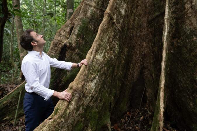 Emmanuel Macron en pleine randonnée lors du Sommet sur la protection des forêts tropicales au Gabon , le 1er mars 2023