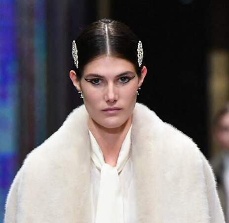 Raie au milieu et cheveux wet avec un ajout de barrettes au défilé Elisabetta Franchi - prêt-à-porter automne-hiver 2023/2024 lors de la Fashion week de New York (25 février 2023)