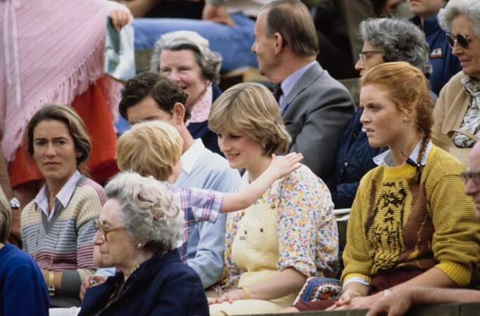 Sarah Ferguson, âgée de 22 ans, au côté de son amie, la princesse Diana, le 12 juillet 1981