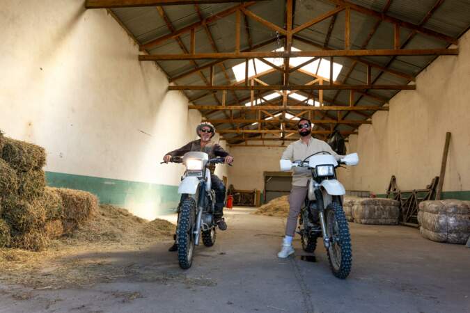 Kendji Girac et Florent Pagny en Patagonie pour le tournage du clip de la chanson "Encore". Pour l'occasion, ils ont enfourché des motos.