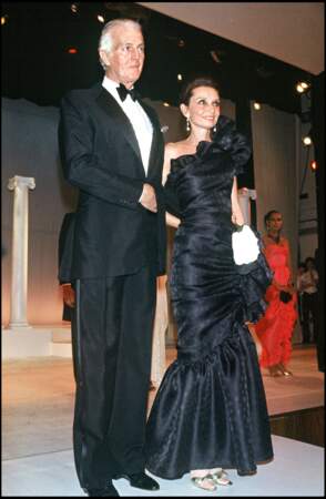Audrey Hepburn porte une magnifique robe en drapée noire en 1982