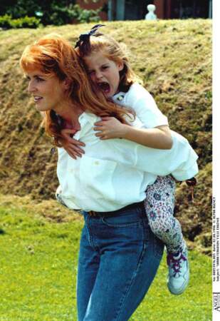 Sarah Ferguson et sa cadette, Eugenie, en 1996