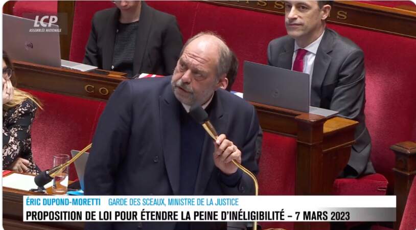 Éric Dupond-Moretti fait "deux bras d'honneur" à l'Assemblée nationale, le 7 mars 2023