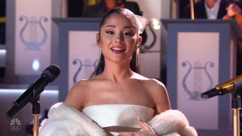 Ariana Grande dans l'émission "When Christmas Comes Around" sur NBC, en décembre 2021.