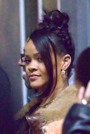 Rihanna assiste au concert de son compagnon ASAP Rocky pour Amazon Music au "Red Studio" à Los Angeles, le 8 décembre 2022. Pour l'occasion, elle a ramené ses longs cheveux en un chignon haut.