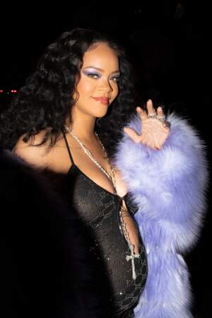 Rihanna quitte l'hôtel Four Seasons pour se rendre à la soirée Gucci en marge de la fashion week à Milan, le 25 février 2022. Pour sa mise en beauté du jour, la star a choisi une crinière légèrement bouclée.