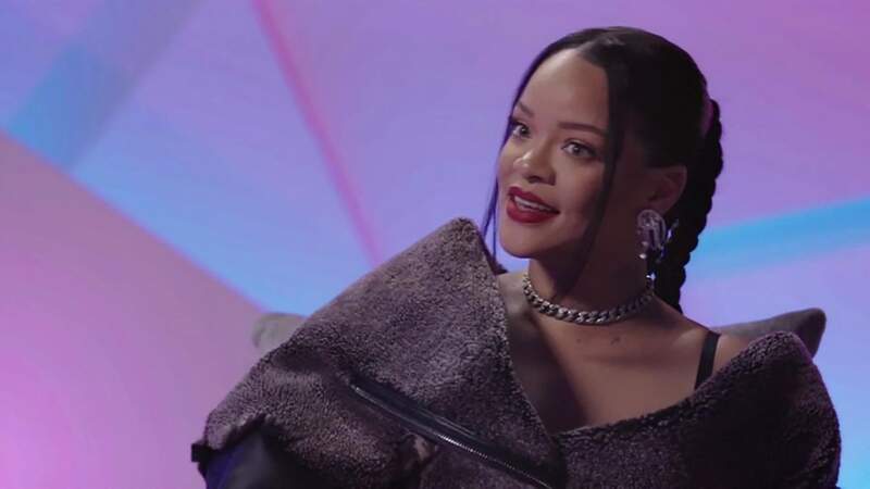 La chanteuse Rihanna lors de l'interview avant sa prestation à la mi-temps du Super Bowl. Le 12 février 2023, elle affichait une queue de cheval tressée.