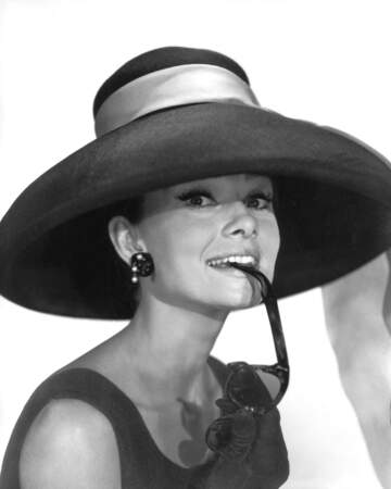 Audrey Hepburn et son large chapeau noir en 1961