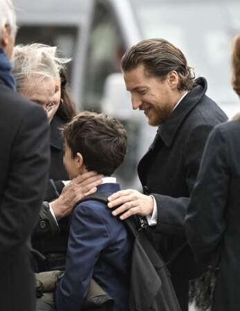 Jean Sarkozy, aux côtés de son fils, pour les obsèques de son grand-père, à Neuilly-sur-Seine, le 9 mars 2023.