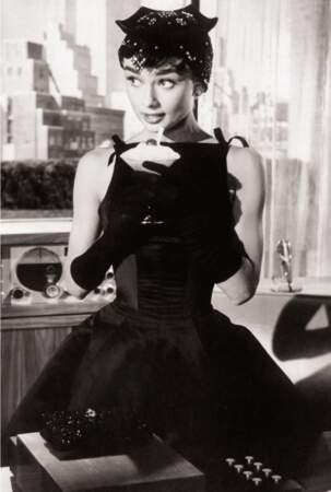 Audrey Hepburn invente "la petite robe noire"