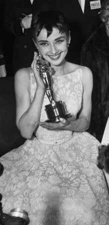 Audrey Hepburn en total look dentelle aux Oscars, en 1954