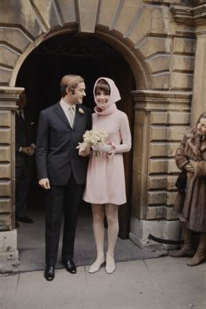 Audrey Hepburn en look minimaliste rose pour son second mariage