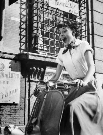 Audrey Hepburn crève l'écran en touriste égarée à Rome dans "Vacances Romaines" (1953)