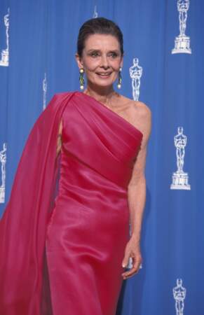 Audrey Hepburn en robe longue à 62 ans