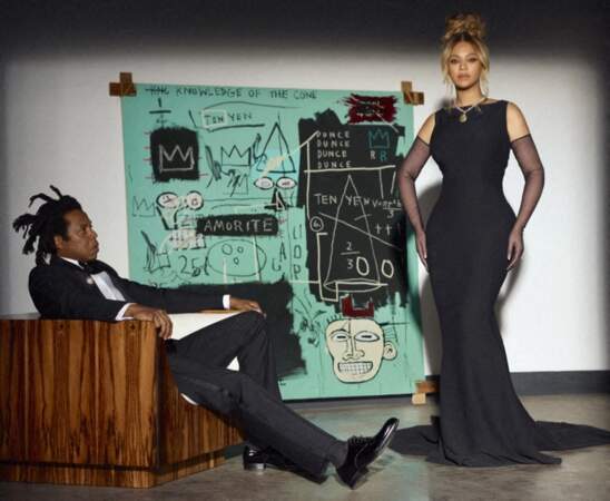 Beyoncé pose avec des gants d'opéra transparents au côté de Jay-Z pour la nouvelle campagne Tiffany & Co en août 2021