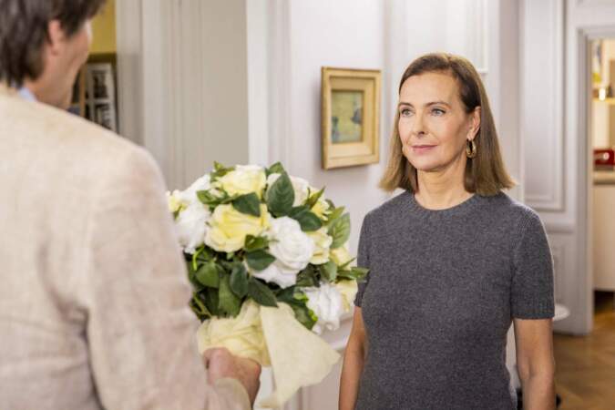 Carole Bouquet  et son brushing lisse sur le tournage du téléfilm  "Ils s’aiment… enfin presque" en 2020 
