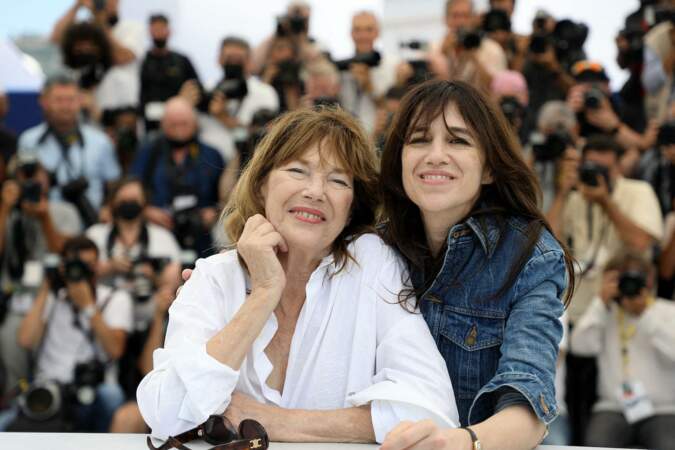 Jane Birkin et Charlotte Gainsbourg apparaissent avec un brushing lisse au Festival de Cannes en 2021