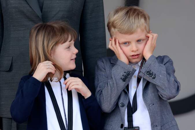 La princesse Gabrielle tout sourire, regarde son frère Jacques, qui semble effrayé par le bruit ds F1 du championnat du "Monaco ePrix" à Monaco, le 30 avril 2022.