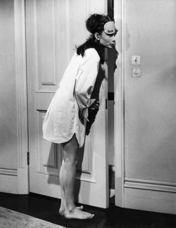 Audrey Hepburn en chemise oversize (1961)