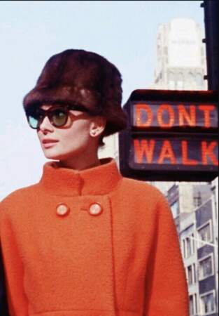 Audrey Hepburn en manteau coloré