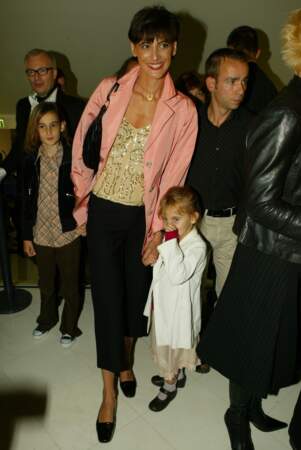 Inès de La Fressange et sa fille Violette d'Urso portent la teinte rouge à Paris, le 2 octobre 2003