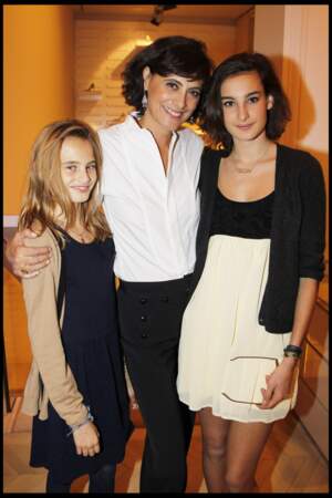 Inès de La Fressange et ses filles Nine et Violette d'Urso sont élégantes en noir à Paris