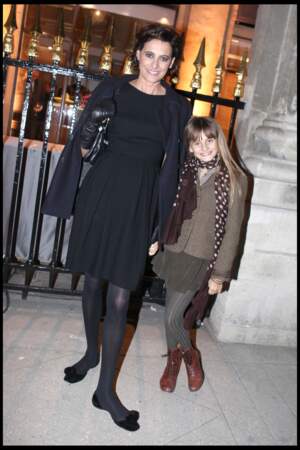 Inès de La Fressange et sa fille Violette d'Urso en robe, elles enfilent ensemble des collants à Paris 