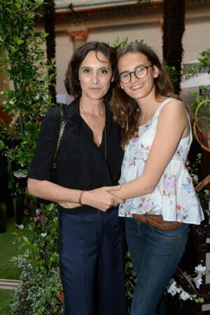 Inès de La Fressange et sa fille Violette d'Urso dévoilent leurs bras nus, le 24 juin 2015