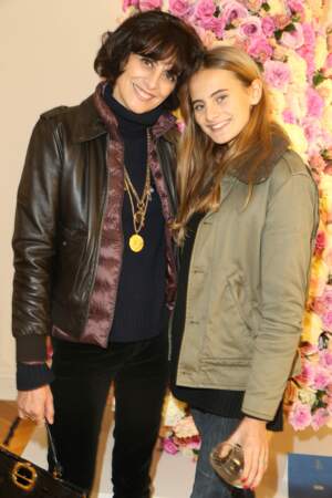 Inès de La Fressange et sa fille Violette d'Urso en veste décontractée, le 9 décembre 2013. 