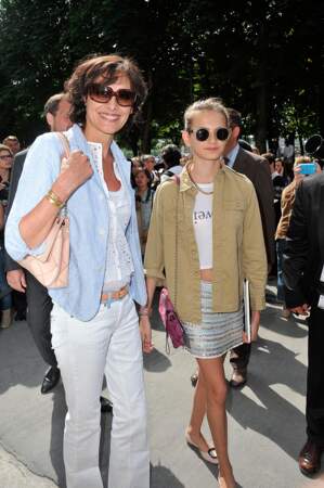 Inès de La Fressange et sa fille Violette d'Urso s'accordent avec des lunettes de soleil, le 2 juillet 2013