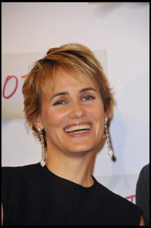 Judith Godrèche et sa coupe ultra-courte à la première du film "Potiche"en 2010