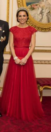 Kate Middleton porte le diadème qui a appartenu à la princesse Diana au palais de Buckingham à Londres, le 8 décembre 2016