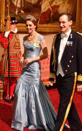 Kate Middleton arbore la tiare "Lover's Knot" que portait Diana lors d'un banquet d'État au palais de Buckingham à Londres, le 23 octobre 2018