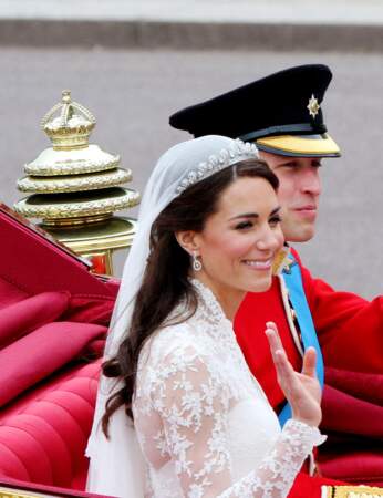 Kate Middleton porte le jour de son mariage, la tiare Halo de Cartier ayant appartenu à la Reine Elisabeth II le 29 avril 2011