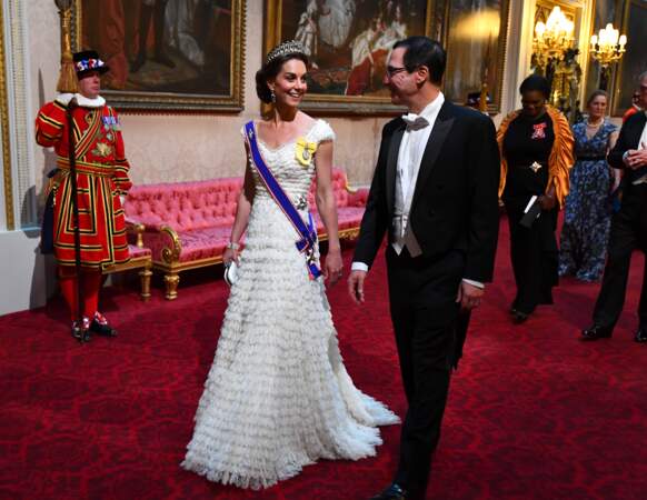Kate Middleton accesoirise sa tenue Alexander McQueen de la tiare Lover's Knot ayant appartenu à Lady Diana et des boucles d'oreilles en diamants et saphirs prêtées par la Reine Elizabeth II. Le 3 juin 2019