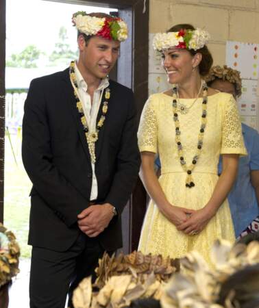 Kate Middleton et sa couronne de fleurs en Océanie en 2012