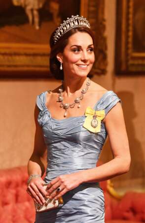 Kate Middleton arbore la tiare "Lover's Knot" que portait Diana lors d'un banquet d'État au palais de Buckingham à Londres, le 23 octobre 2018