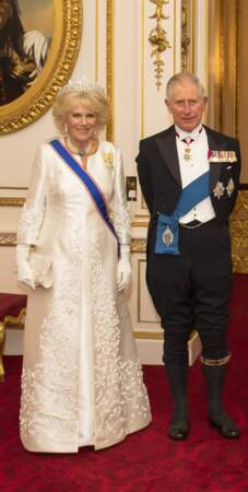 Camilla Parker Bowles renoue avec la tiare Greville lors de la réception annuelle pour les membres du corps diplomatique au palais de Buckingham à Londres, le 8 décembre 2016