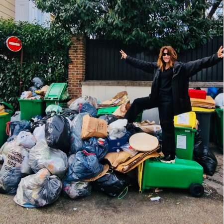 Carla Bruni fête le jour du printemps sur un amas de poubelles, le 21 mars 2023