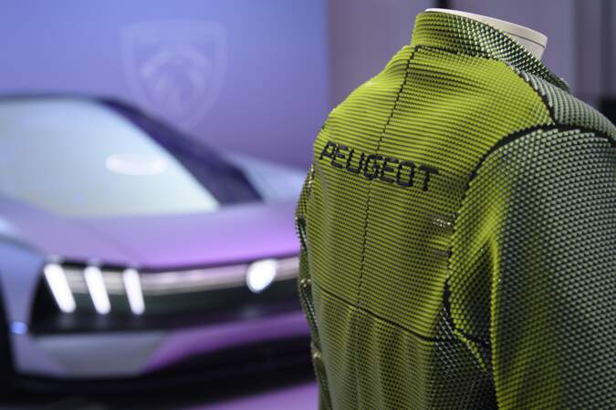 Rencontre innovante au sommet : le concept-car Inception et la veste imaginée par le créateur Emeric Tchatchoua.