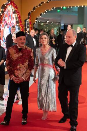 Christian Louboutin, la princesse Caroline de Hanovre, le prince Albert II de Monaco au Bal de la Rose 2023 sur le thème "Bollywood" à la salle des étoiles à Monaco le 25 mars 2023.