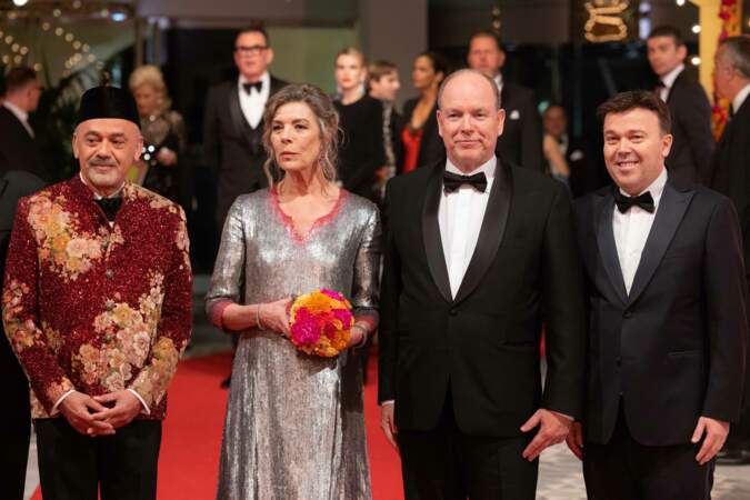 Christian Louboutin, la princesse Caroline de Hanovre, le prince Albert II de Monaco et Stéphane Valéri, Président-Délégué de la Société des Bains de Mer  au Bal de la Rose 2023 sur le thème "Bollywood" à la salle des étoiles à Monaco le 25 mars 2023.