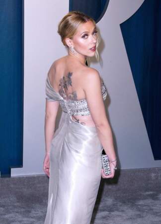 Scarlett Johansson dévoile son dos tatoué à la soirée Vanity Fair Oscar Party 2020