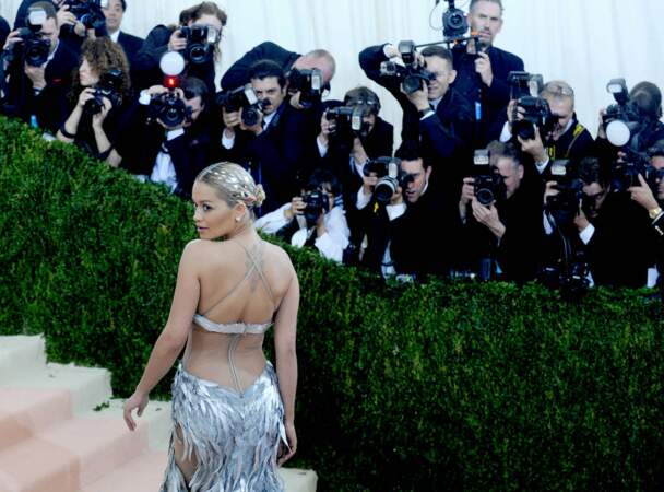 Rita Ora et ses nombreux tatouages sur le dos au Met Ball 2016