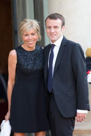 Brigitte Macron noue ses cheveux blonds pour un dîner d'État au Palais de l'Élysée à Paris, le 2 juin 2015