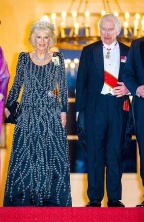 Le roi Charles III et son épouse Camilla Parker Bowles en robe Bruce Oldfield arrivent au dîner d'état donné par le président allemand et sa femme à Berlin, le 29 mars 2023