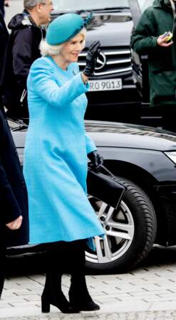La reine consort Camilla Parker Bowles et sa robe en tweed bleue turquoise signée Bruce Oldfield pour le premier voyage officiel en Europe du roi, le 29 mars 2023