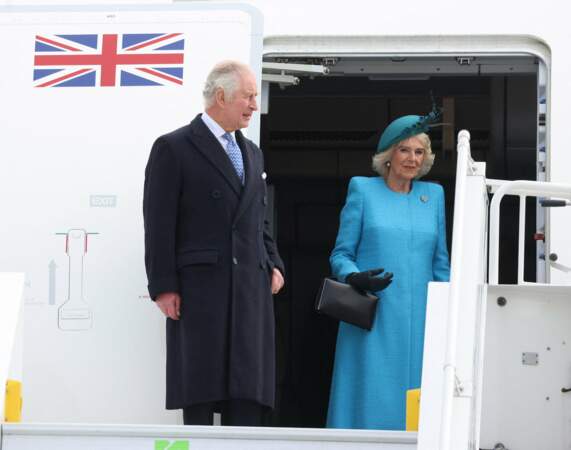 Le roi Charles III d'Angleterre et la reine consort Camilla Parker Bowles à leur arrivée à l'aéroport de Berlin, à l'occasion du premier voyage officiel en Europe du roi d'Angleterre, le 29 mars 2023